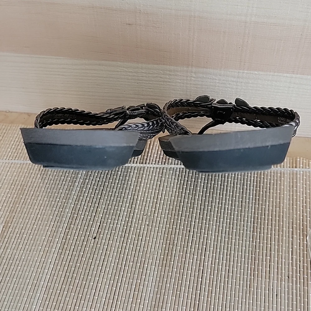 Clarks sz8 Pewter flower sandals